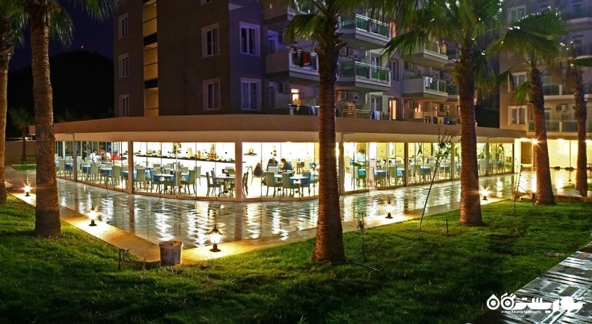 نمای رستوران با چشم انداز باغ هتل	